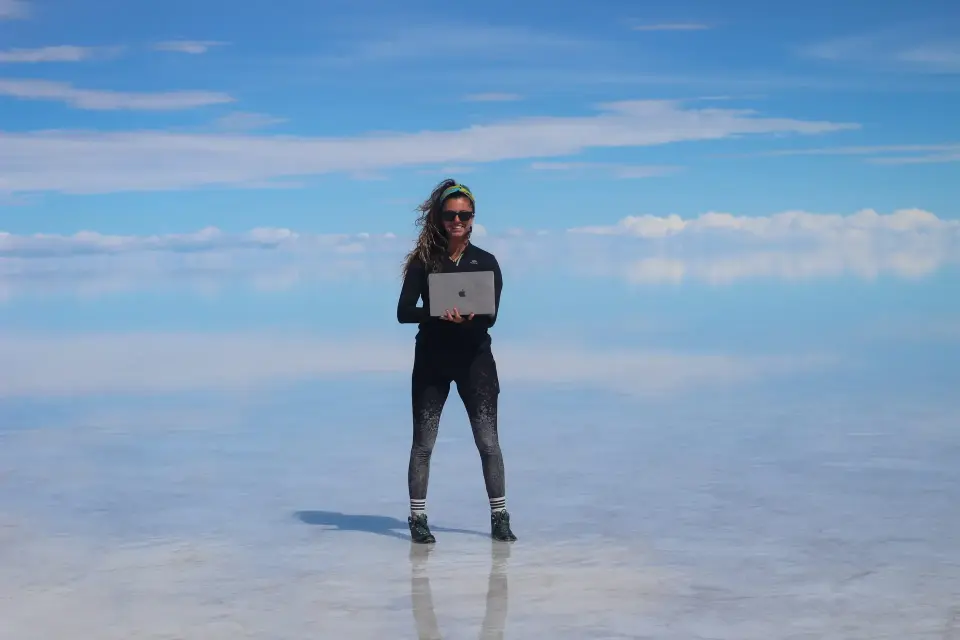 Patri Gandarias con su portátil en el salar de Uyuni